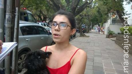 Com roupa vermelha, jovem é hostilizada em manifestação Com roupa vermelha, jovem é hostilizada em manifestação