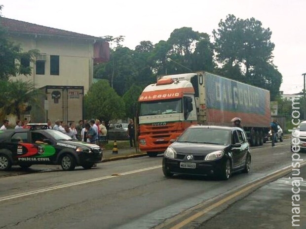 Corpos de vítimas de acidente com ônibus chegam de caminhão