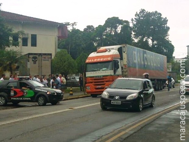 Corpos de vítimas de acidente com ônibus chegam de caminhão Corpos de vítimas de acidente com ônibus chegam de caminhão