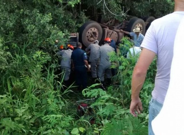 Tragédia: Caminhão cai em ribanceira e mata três da mesma família na MS-382 
