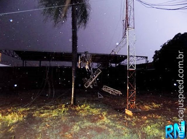 Temporal destelha casas, derruba árvores e deixa vários bairros sem energia Temporal destelha casas, derruba árvores e deixa vários bairros sem energia