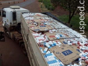 Condutores fogem a pé e abandonam carretas com 60 mil pacotes de cigarros Condutores fogem a pé e abandonam carretas com 60 mil pacotes de cigarros