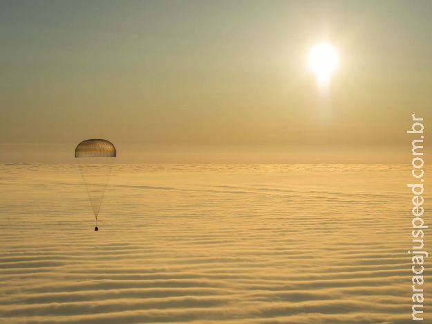  Três astronautas da ISS retornam à terra após 167 dias no espaço