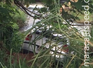 Embriagado, homem perde controle da direção de veículo e cai em ribanceira Embriagado, homem perde controle da direção de veículo e cai em ribanceira