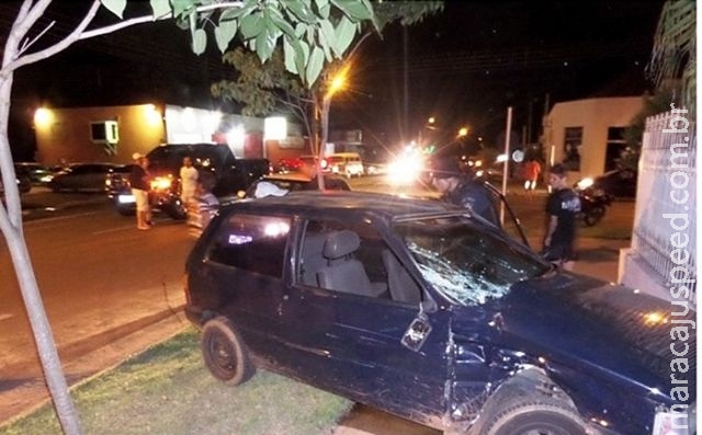 Assaltantes em fuga batem carro em Dodge Ram e fogem a pé Assaltantes em fuga batem carro em Dodge Ram e fogem a pé