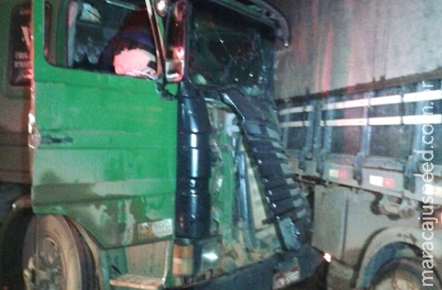 Uma pessoa fica ferida em acidente entre carretas na BR-163 Uma pessoa fica ferida em acidente entre carretas na BR-163