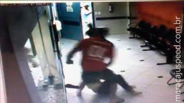 Imagens mostram mulher sendo atacada por ex em hospital Imagens mostram mulher sendo atacada por ex em hospital