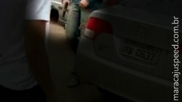 Pai se assusta com briga em porta de escola e pega arma ao descer de carro Pai se assusta com briga em porta de escola e pega arma ao descer de carro