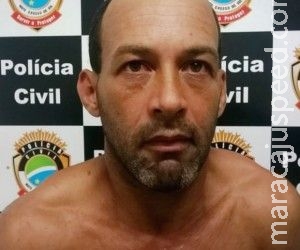 Homem é preso ao ser flagrado de cueca com criança