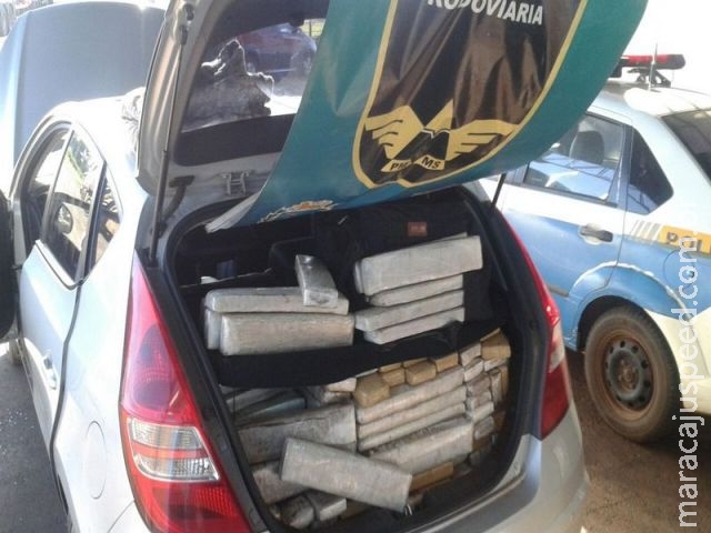 PRE apreende carro roubado com quase 400 kg de maconha