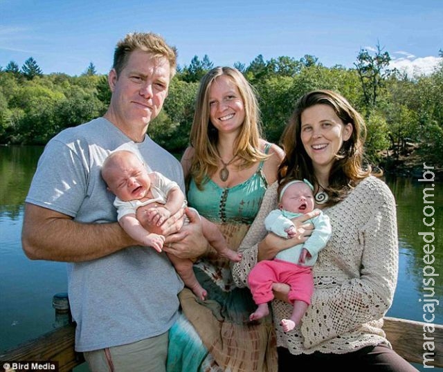 Casados em trio: esposas do mesmo marido que vivem juntas dão à luz em intervalo de um mês Casados em trio: esposas do mesmo marido que vivem juntas dão à luz em intervalo de um mês