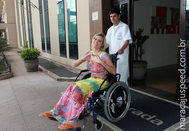 Andressa Urach deixa o hospital após 12 dias internada Andressa Urach deixa o hospital após 12 dias internada