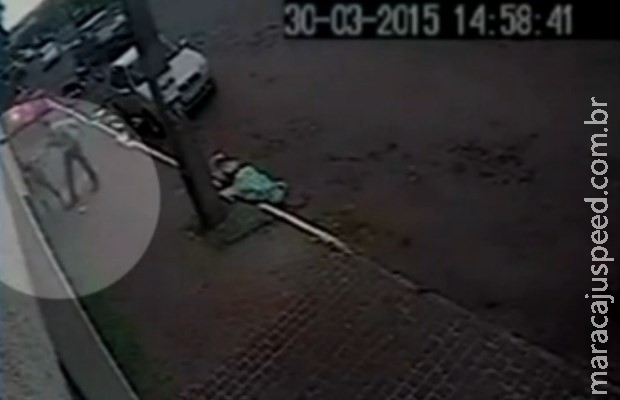 Vídeo de agressão mostra homem batendo cabeça de mulher em lixeira Vídeo de agressão mostra homem batendo cabeça de mulher em lixeira