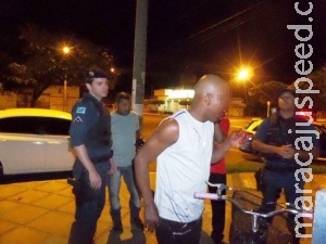 Oito jovens espancam haitiano com pedaços de pau, socos e chutes Oito jovens espancam haitiano com pedaços de pau, socos e chutes