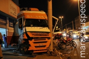 Carreta com querosene perde direção, invade calçada e bate em poste da Capital Carreta com querosene perde direção, invade calçada e bate em poste da Capital