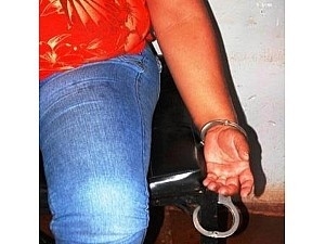 Mulher é presa ao tentar entrar com droga no presídio para entregar ao marido Mulher é presa ao tentar entrar com droga no presídio para entregar ao marido