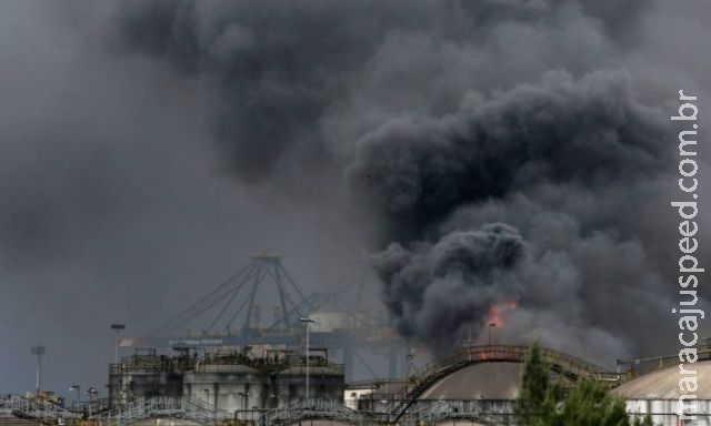 Bombeiros continuam no combate ao incêndio que já dura seis dias em Santos