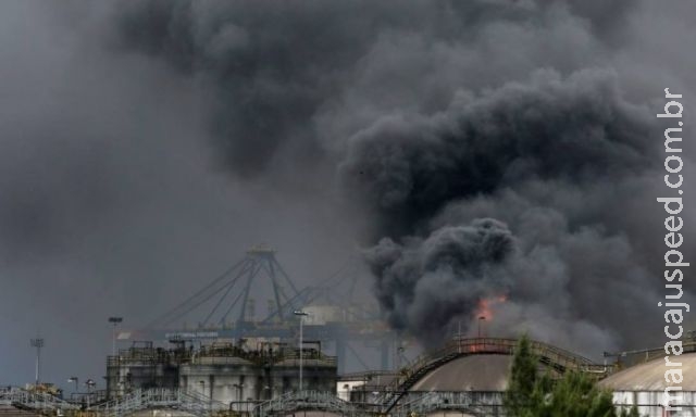 Bombeiros continuam no combate ao incêndio que já dura seis dias em Santos Bombeiros continuam no combate ao incêndio que já dura seis dias em Santos