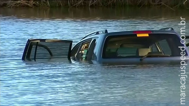 Mãe perde controle de carro, cai em lago e 3 crianças morrem