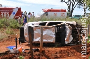 Mulher perde à direção de veículo ao pegar garrafa e capota na BR-080 Mulher perde à direção de veículo ao pegar garrafa e capota na BR-080