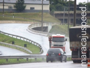 Caminhoneiros querem tabela de frete mínimo e ameaçam parar amanhã Caminhoneiros querem tabela de frete mínimo e ameaçam parar amanhã