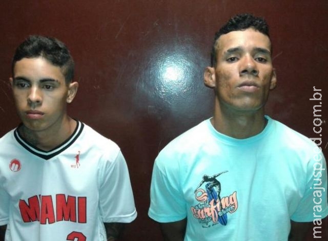 Dupla é flagrada por militares em ronda quando tentava se desfazer de droga Dupla é flagrada por militares em ronda quando tentava se desfazer de droga