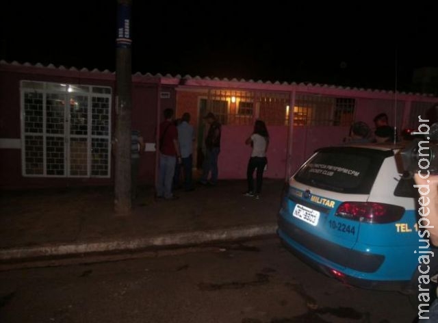 Jovem é executado a tiros dentro de casa em Campo Grande Jovem é executado a tiros dentro de casa em Campo Grande