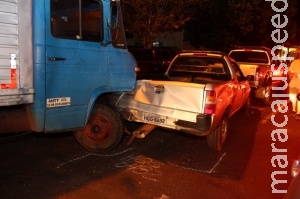 Sem freio, furgão colide com 7 carros e causa prejuízos em Campo Grande Sem freio, furgão colide com 7 carros e causa prejuízos em Campo Grande