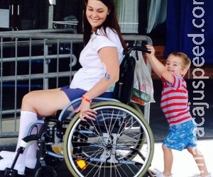 Mulher fica paraplégica após contrair infecção grave por usar pincel de maquiagem emprestado Mulher fica paraplégica após contrair infecção grave por usar pincel de maquiagem emprestado