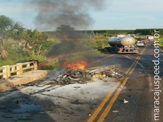 Carro capota, bate em caminhão, pega fogo e mata motorista Carro capota, bate em caminhão, pega fogo e mata motorista