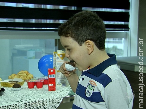 Criança é curada de alergia grave e come chocolate pela 1ª vez Criança é curada de alergia grave e come chocolate pela 1ª vez