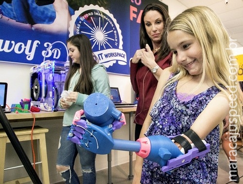 Menina de 7 anos ganha prótese de mão feita por impressora 3D Menina de 7 anos ganha prótese de mão feita por impressora 3D