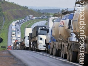 Caminhoneiros de MT mantêm protesto e fecham estradas Caminhoneiros de MT mantêm protesto e fecham estradas