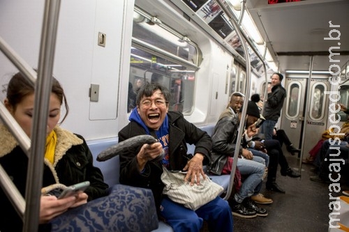 Homem usa vibrador enorme para atormentar passageiros no metrô de NY