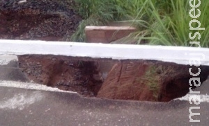 Chuva causa erosão em rodovia e interdita uma pista da BR-267 Chuva causa erosão em rodovia e interdita uma pista da BR-267