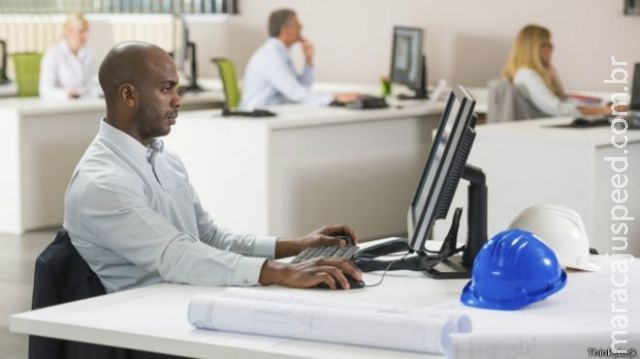 Pesquisa indica que passamos tempo demais sentados no trabalho