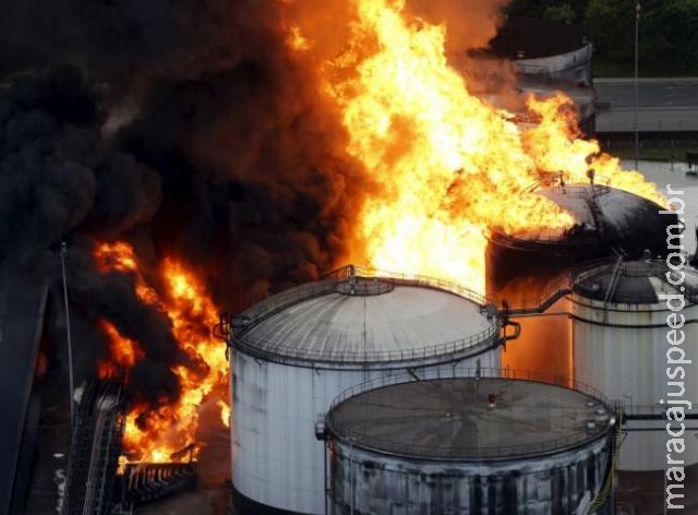 Tanque ainda pega fogo no oitavo dia de incêndio em Santos Tanque ainda pega fogo no oitavo dia de incêndio em Santos