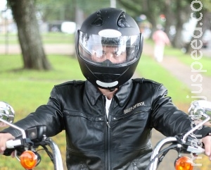 Motociclista pode ser autuado em vias públicas por causa do capacete