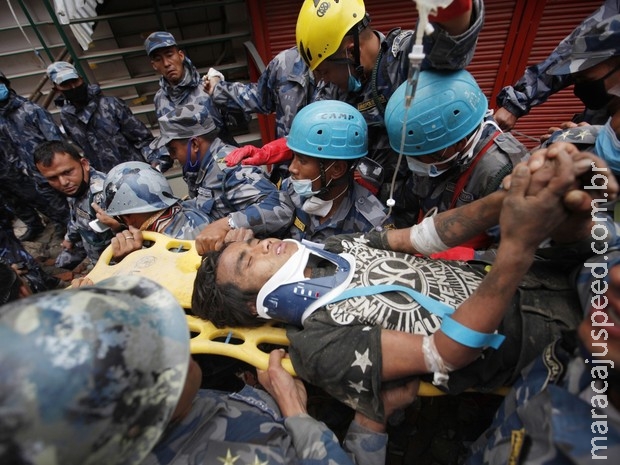 Adolescente é encontrado com vida em escombros no Nepal Adolescente é encontrado com vida em escombros no Nepal