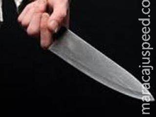 Homem é preso ao tentar matar o padrasto com facada em casa Homem é preso ao tentar matar o padrasto com facada em casa