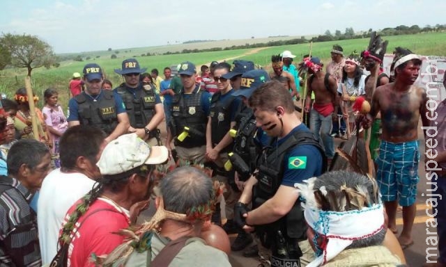 Indígenas liberam rodovias mas bloqueios podem ser retomados Indígenas liberam rodovias mas bloqueios podem ser retomados