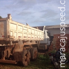 Motorista sem CNH e alcoolizado perde o controle em rotatória e invade casa