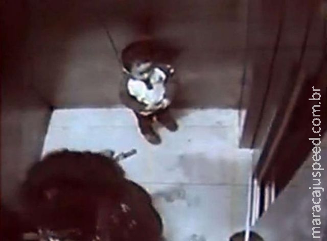 Chinesa morre ao ser empurrada por filho de 2 anos em fosso de elevador Chinesa morre ao ser empurrada por filho de 2 anos em fosso de elevador