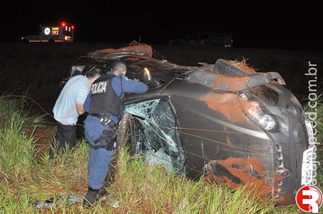 Condutor perde controle, cai em ribanceira e escapa da morte após palanque destruir parabrisa