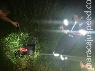 Corpo de homem é encontrado amarrado com mais de 10 facadas no pescoço Corpo de homem é encontrado amarrado com mais de 10 facadas no pescoço