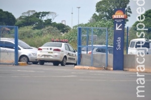 Polícia interdita 23 toneladas de feijão com insetos em supermercado Polícia interdita 23 toneladas de feijão com insetos em supermercado