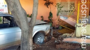 Traficante foge da polícia, perde o controle do veículo e destrói muro