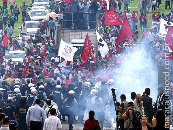 Manifestantes contra terceirização entram em confronto com policiais Manifestantes contra terceirização entram em confronto com policiais