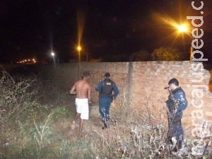 Travesti rouba R$ 1,2 mil, ameaça com faca e tenta estuprar vítima Travesti rouba R$ 1,2 mil, ameaça com faca e tenta estuprar vítima
