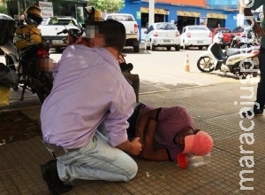 Homem é esfaqueado por "amigo" no centro e pede socorro em ponto de táxi